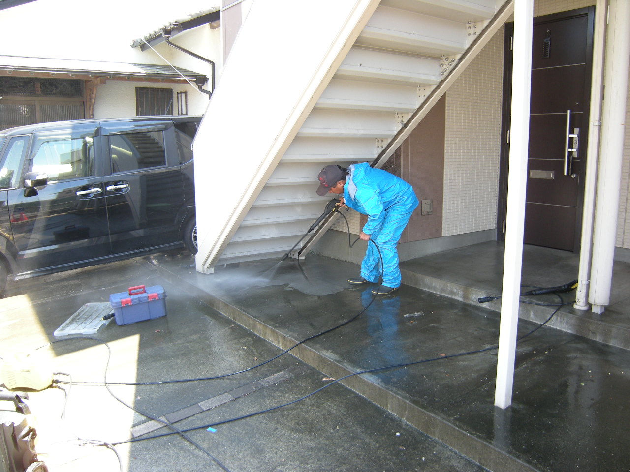 コンクリートを高圧洗浄清掃